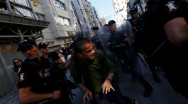 Turecká polícia si tvrdo vynútila zákaz pochodu homosexuálov