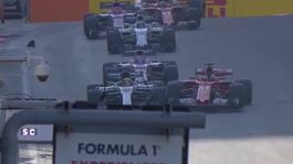 Boj sa po kolízii vyostril. Nech Vettel ukáže mimo trate, že je chlap, zúril Hamilton