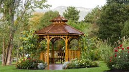 Pred slnkom i dažďom ochráni altánok