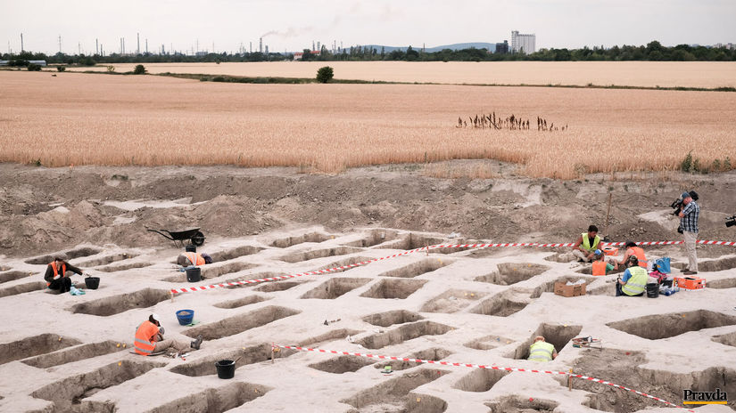 Archeológovia počas výskumu pri výstavbe...