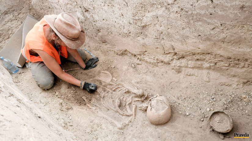 Archeológovia počas výskumu pri výstavbe...