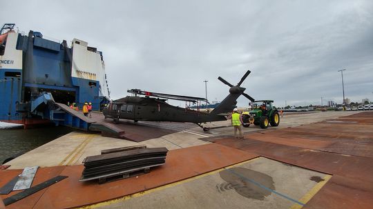 Dva vrtuľníky Black Hawk prepravili z USA loďou...