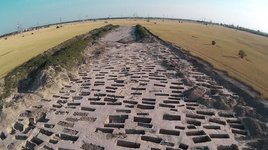 Archeológovia počas výskumu pri výstavbe...