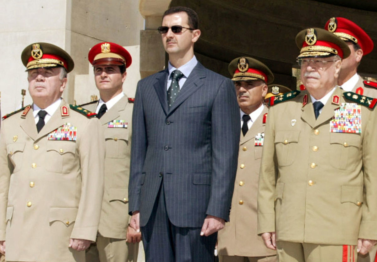 Sýrsky prezident Bašár al-Asad (v strede), nový...