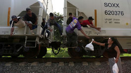 Vlak prezývaný La Bestia je pre migrantov ako ruská ruleta