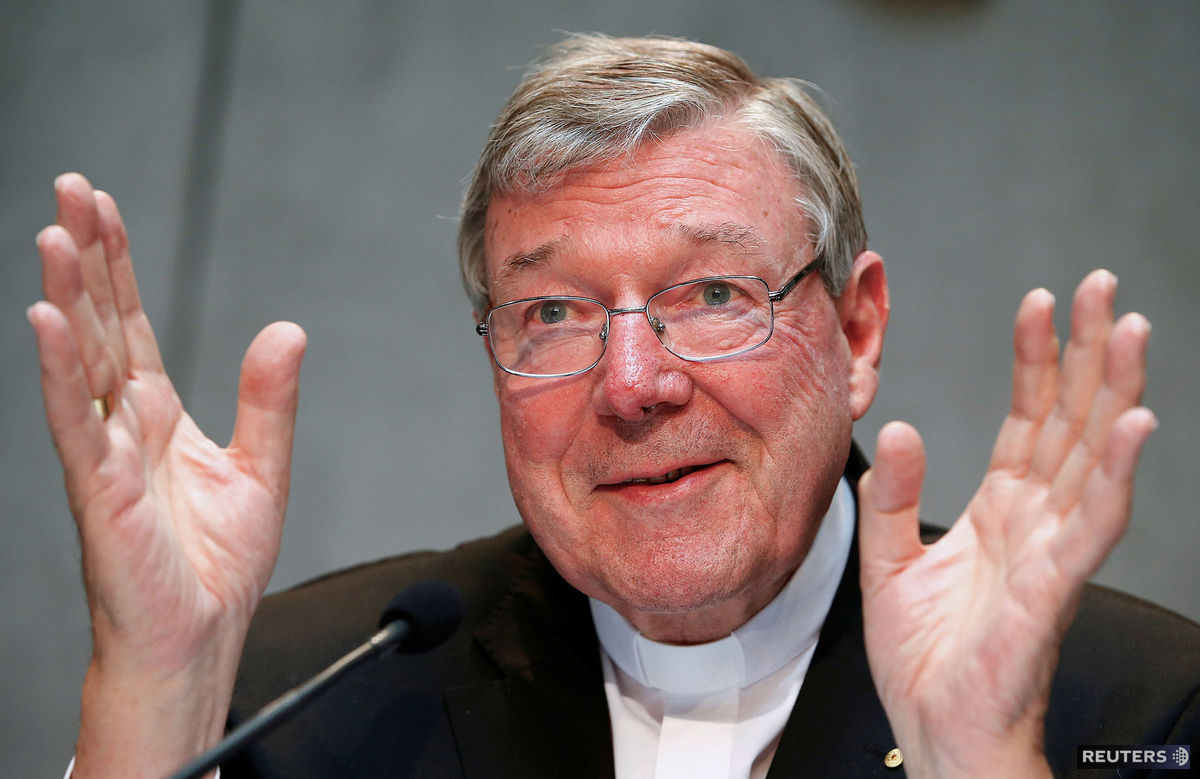 Pell počas tlačovej konferencie vo Vatikáne...
