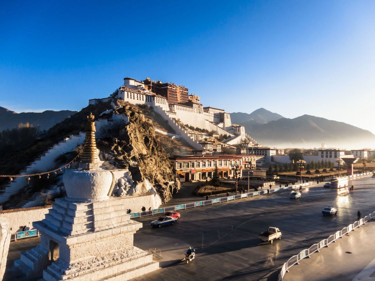 Palác Potala v Lhase, v ktorom žil 14....