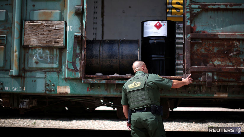 Kontrola vlaku na hranici medzi Mexikom a USA.