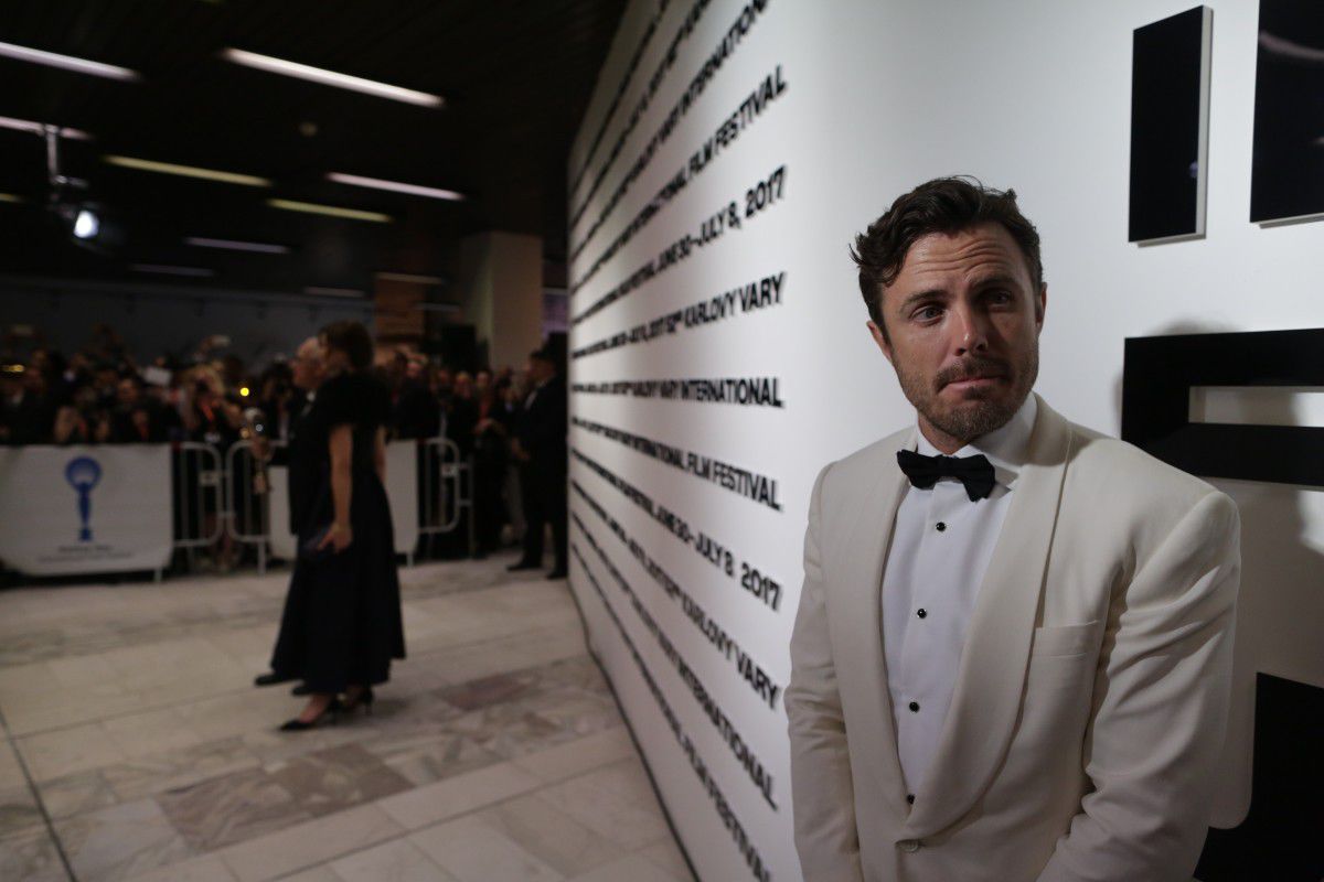 Casey Affleck prichádza na úvodný ceremoniál...