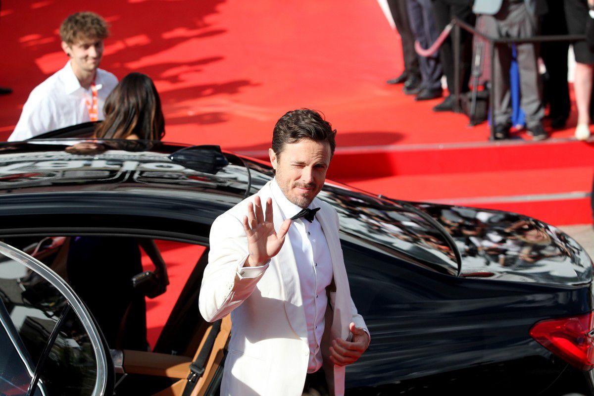Casey Affleck prichádza na úvodný ceremoniál...