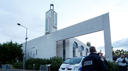 Francúzska polícia zabránila ďalšiemu incidentu pred mešitou, útočníka chytila  