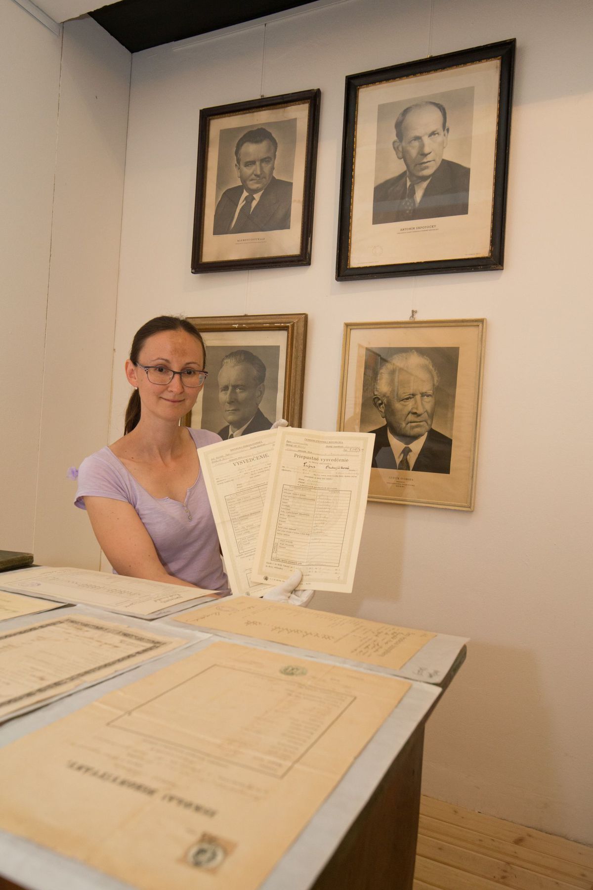 Miroslava Slezáková s historickými vysvedčeniami.