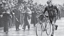 Bojoval so snehom i s koňom. Rekordéra Tour nezastavili ani pády do priekopy