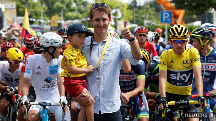 Bývalý cyklista Andy Schleck so synom pred...