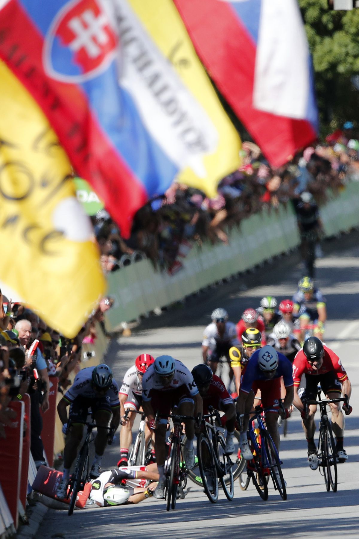 Mark Cavendish padá po kontakte s Petrom...