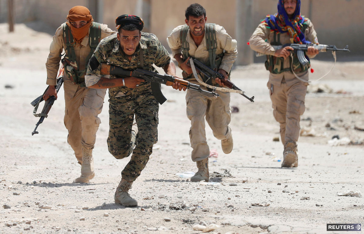 Kurdskí bojovníci z Oddielov ľudovej sebaobrany...