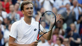 Ruský tenista mal slabšiu chvíľku. Po zápase rozhadzoval pod empajrom mince