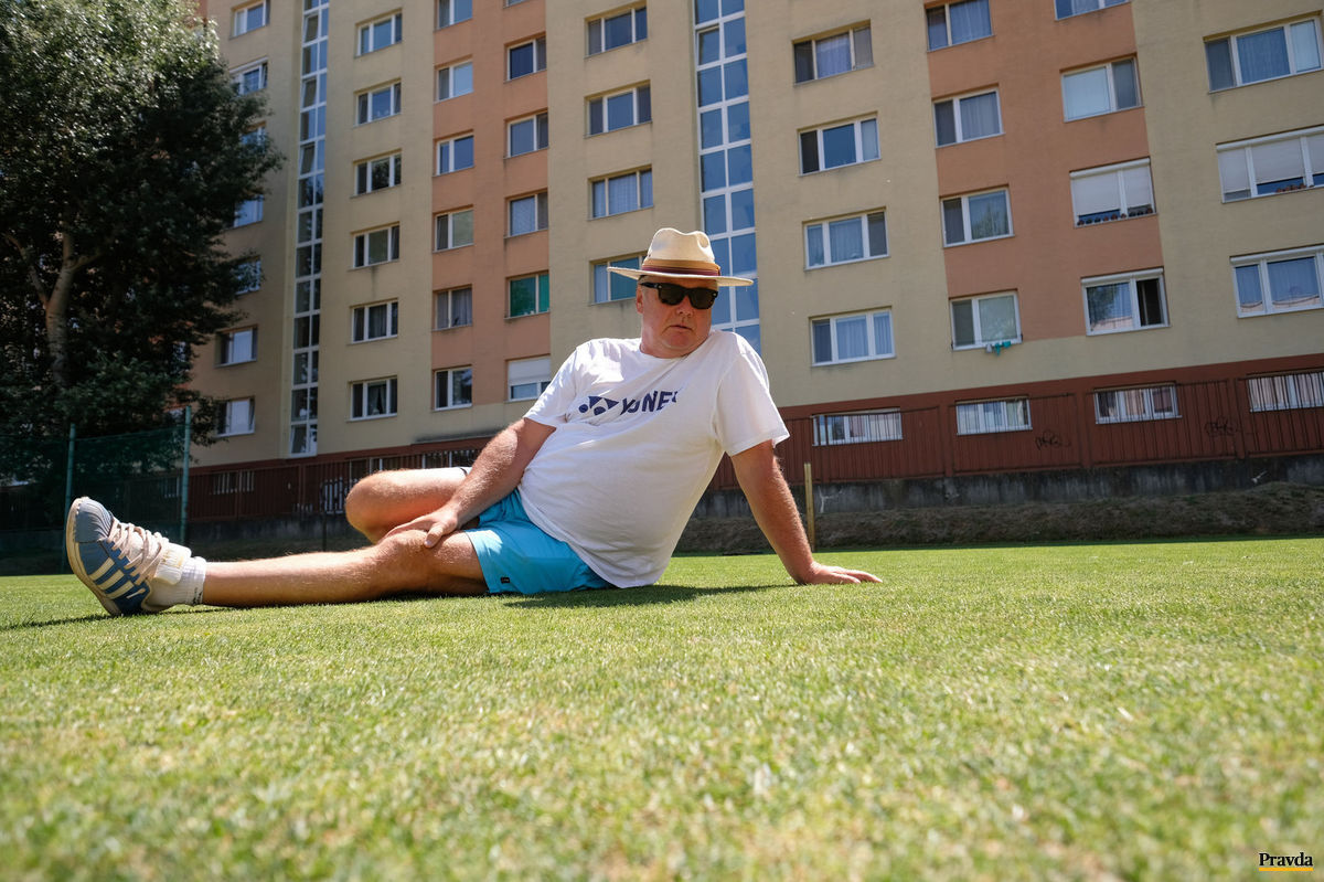 Jozef Šramka sedí na tenisovom kurte, ktorému...