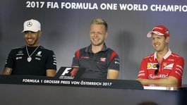 Vettel sa aj verejne ospravedlnil za skrat. Hamilton: Má môj najväčší rešpekt