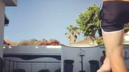 VIDEO: Stále nemá dosť. Namiesto oddychu Hamšík pri bazéne čaruje s loptou