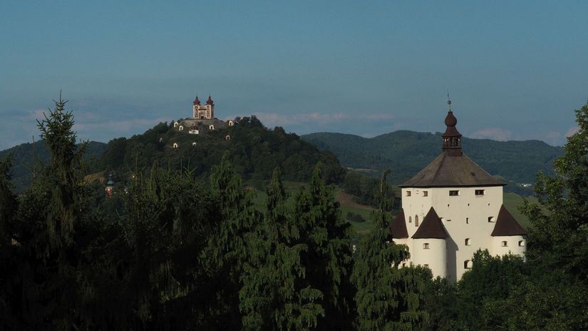 V popredí Nový zámok, v pozadí banskoštiavnická...