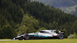 Pole position na VC Rakúska pre Bottasa, Hamilton odštartuje ôsmy