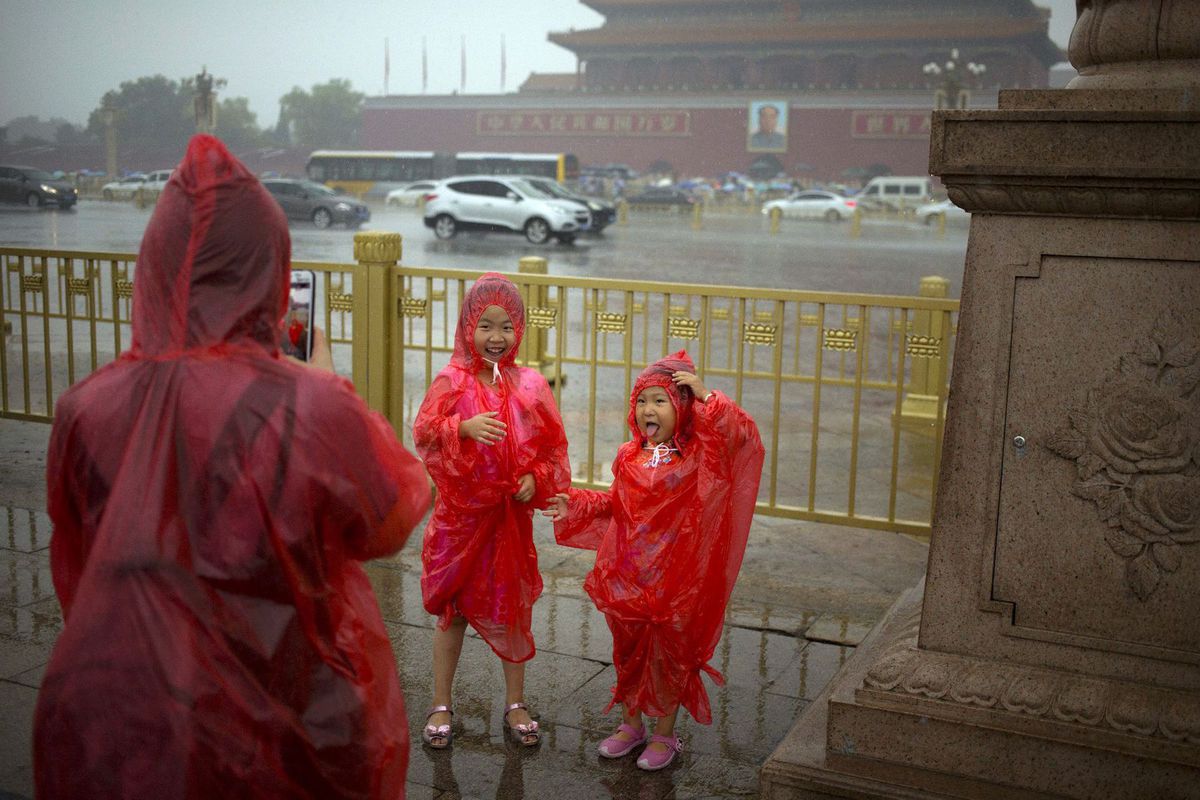 Čína, Peking, dážď, pršiplášte, Tiananmen námestie