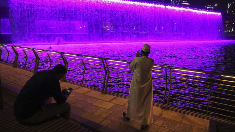 Farebný vodopád v Dubaji.