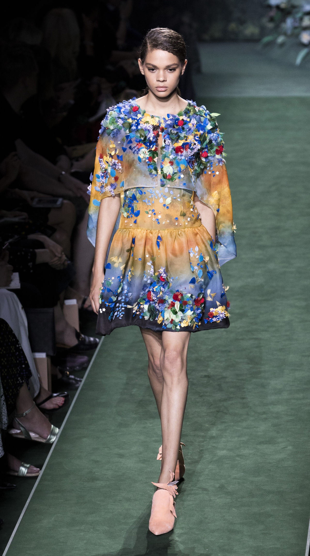 Modelka v kreácii Fendi Haute Couture -...