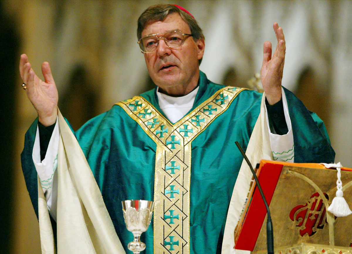 Arcibiskup George Pell slúži eucharistickú omšu...