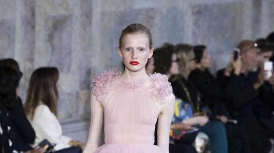 Modelka v kreácii Giambattista Valli Haute...