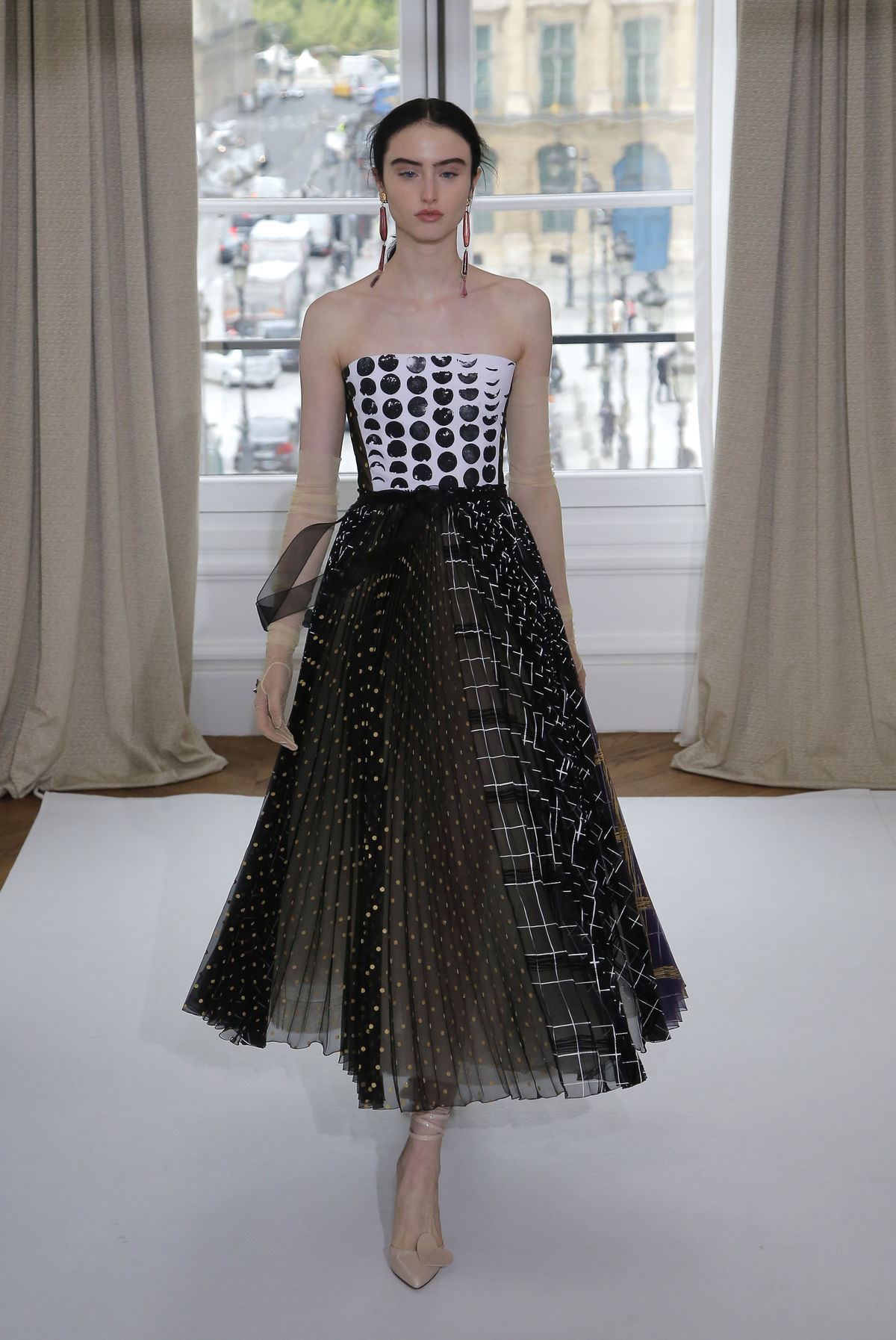 Modelka v kreácii Schiaparelli Haute Couture -...