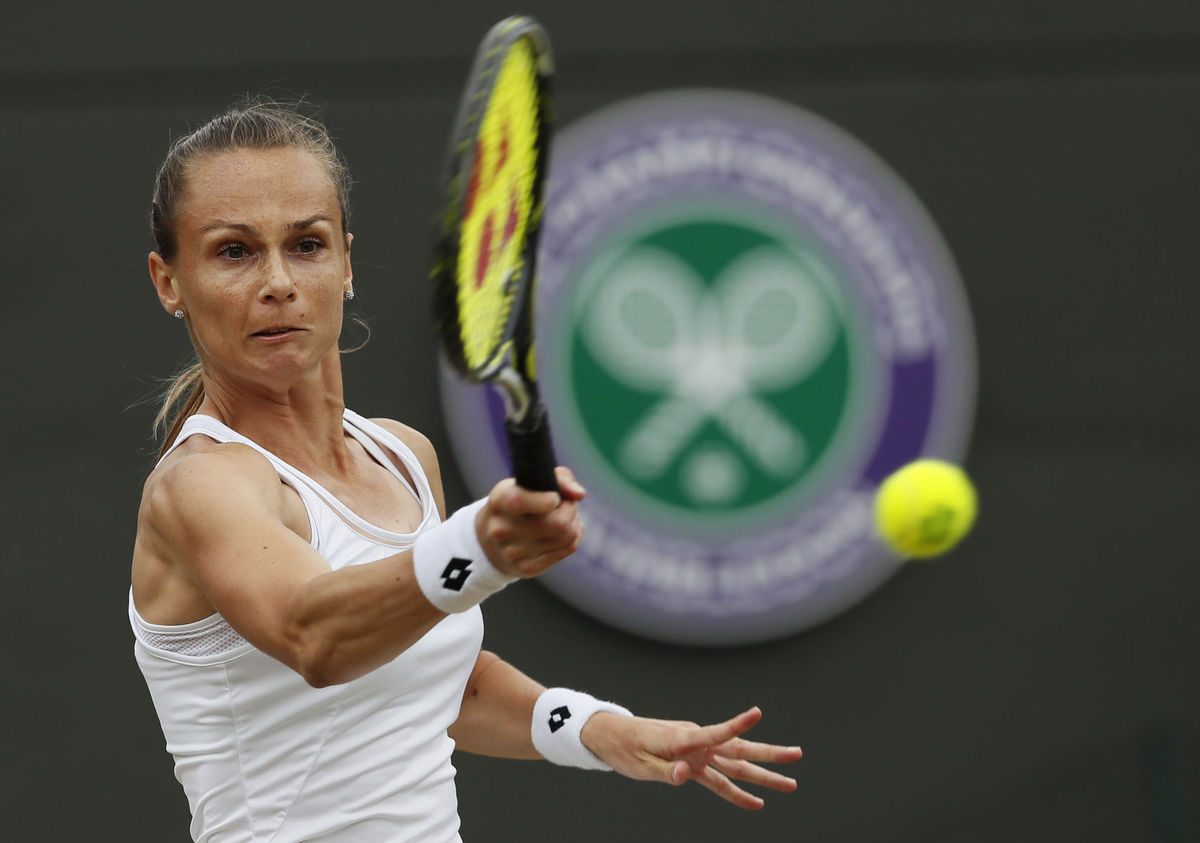 Magdaléna Rybáriková odvracia loptičku od Coco...