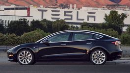 Tesla vyrobila prvý Model 3. Ostáva vo firme