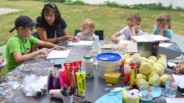 Deti zafúľané od farby. Aj také je leto v galérii