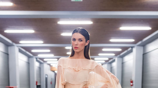 Modelka v transparentných šatách z letnej...