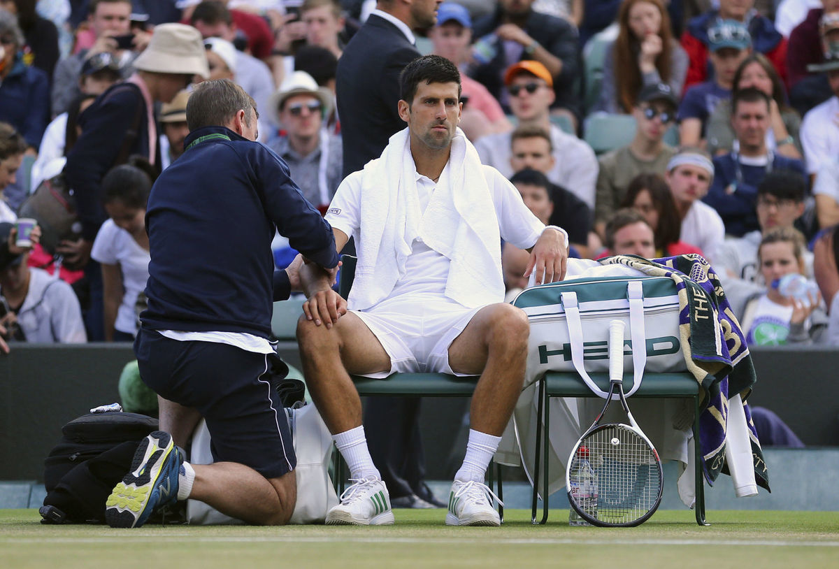 Novak Djokovič v opatere lekára.
