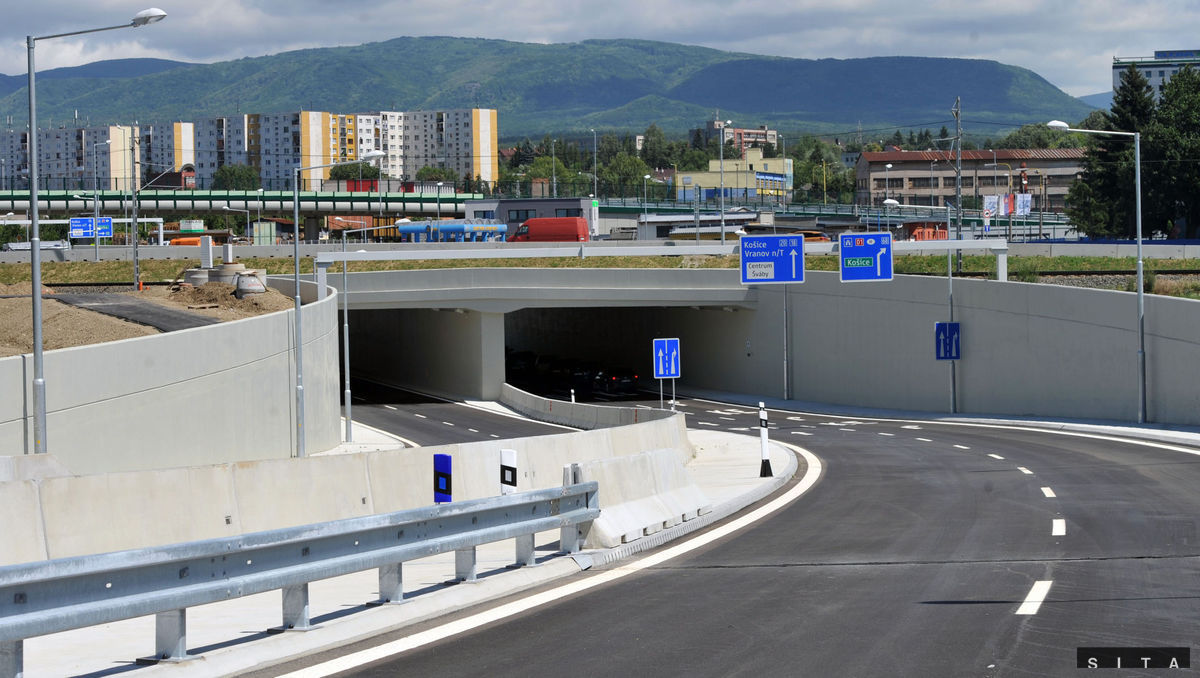 Pohľad na otvorenú cestu I/68 Prešov, odbočka...