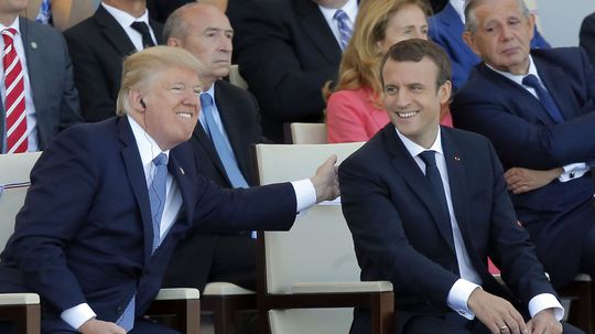 Francúzsky prezident Emmanuel Macron (vpravo) a...