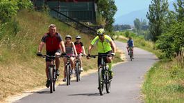 Vyberte sa na bicykloch popri Váhu ku trom hradom