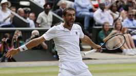 V súboji bombardérov bol úspešný Čilič