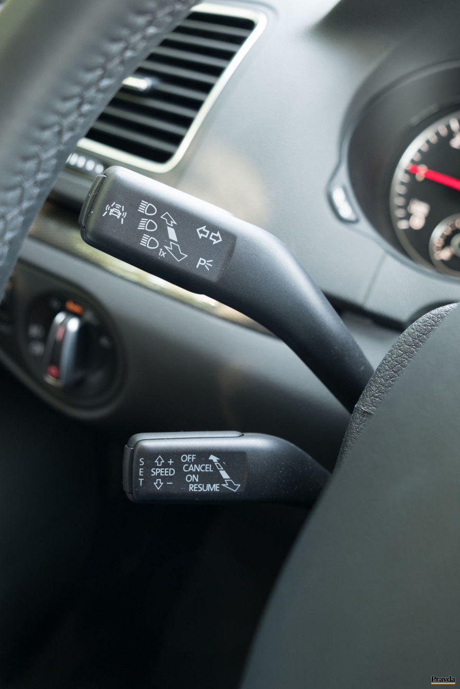 Seat Alhambra sa dokáže automaticky udržiavať v...