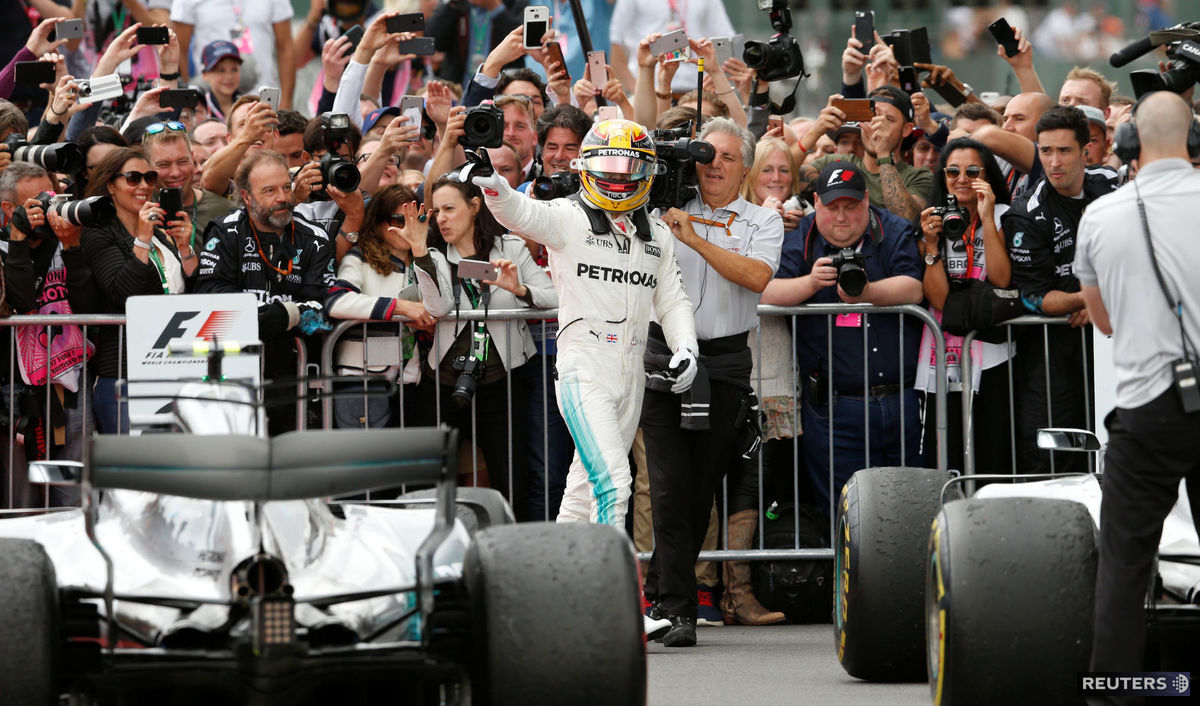 Lewis Hamilton máva svojim fanúšikom po pretekoch.