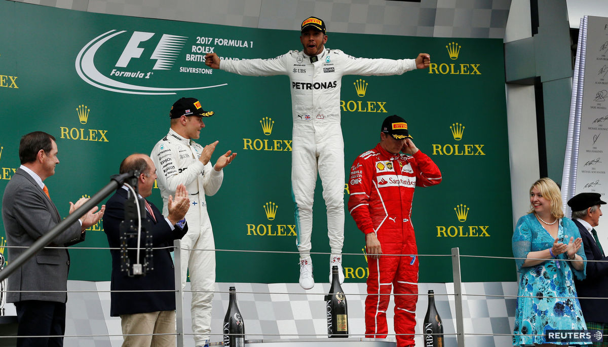 Lewis Hamilton sa teší z víťazstva.