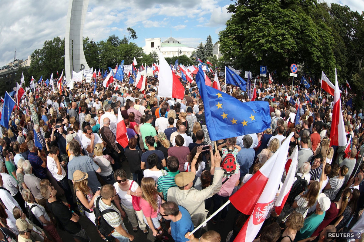 Vo Varšave sa zišli tisíce Poliakov na proteste...