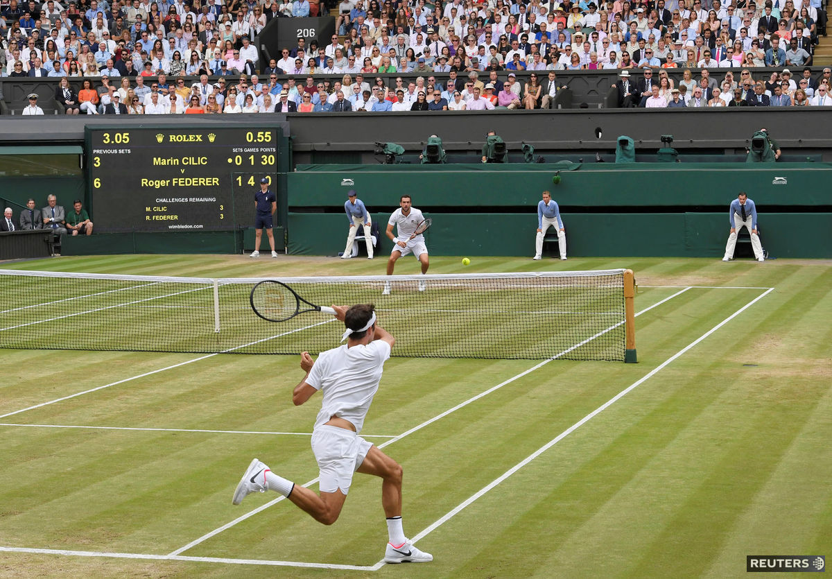 Roger Federer odvracia loptu od Marina Čiliča.