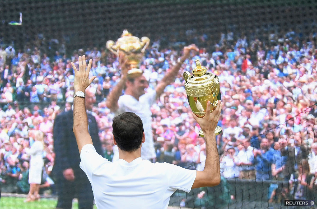 Roger Federer so vzácnou trofejou.