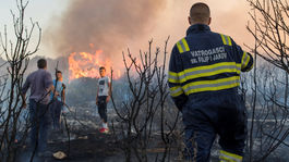 Chorvátski a čiernohorskí hasiči ďalej čelia ničivému ohňu, ohrozil aj Split