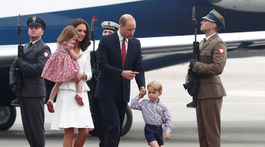 Princ William a jeho manželka, vojvodkyňa Catherine prileteli s deťmi - princom Georgom a princeznou Charlottou do Varšavy.