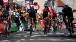 Matthews po tesnom špurte znížil Kittelov náskok, Froome zostal v žltom